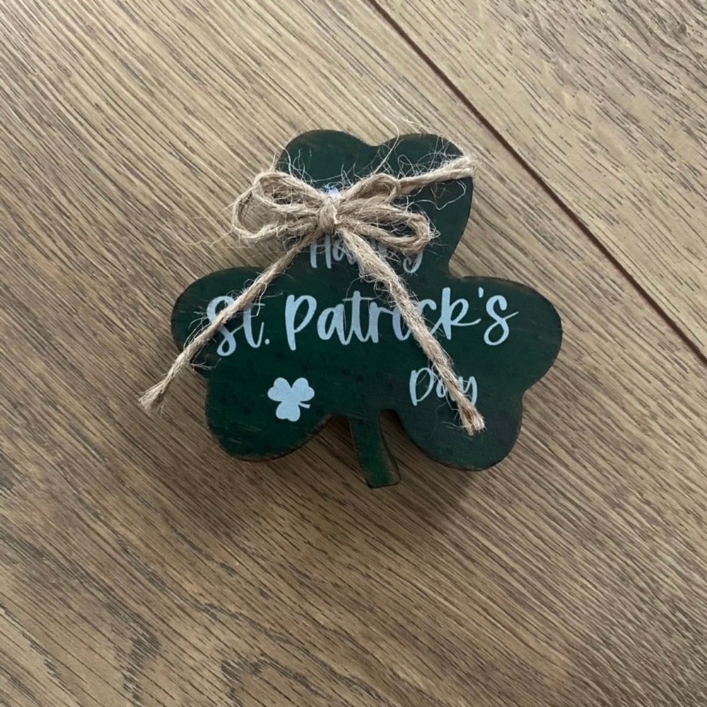 Amazon Green St. Patrick's Day Shamrock Decor